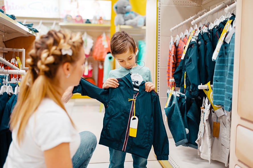 Mãe com filho na loja infantil